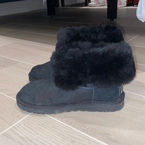 Mini black uggs with fur trim